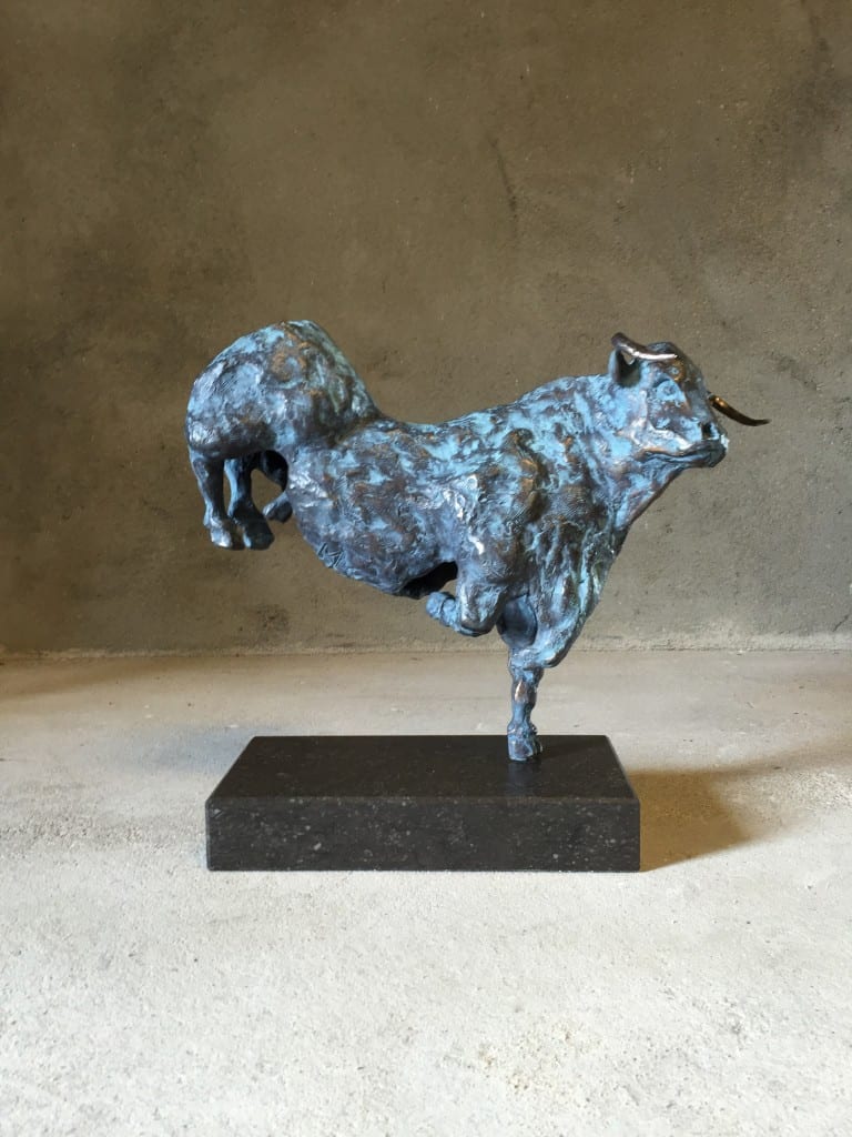 bronzen-stier-dancing-bull-blue